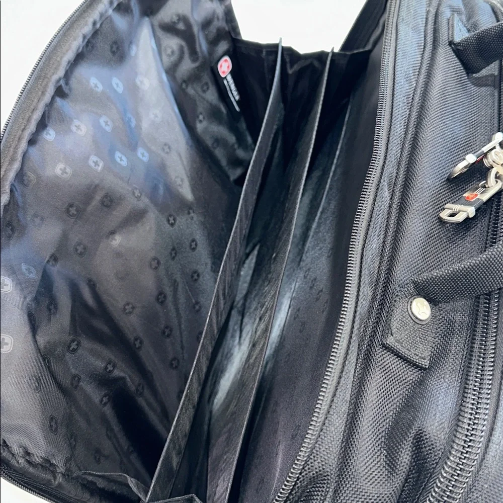 SWISS GEAR WENGER BUSINESS LAPTOP MESSENGER BAG NUMEROUS COMPARTMENTS 4 STORAGE